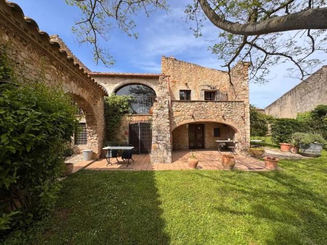 Casa rústica / Caserío en Venta en Viladamat
