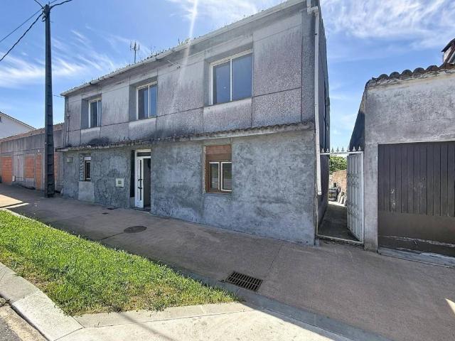 Casa rústica / Caserío en Venta en A Laracha