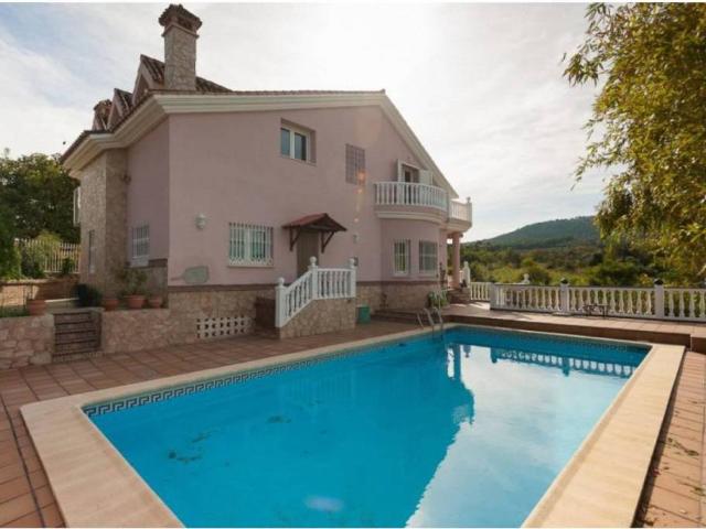 Casa rústica / Caserío en Venta en Alozaina