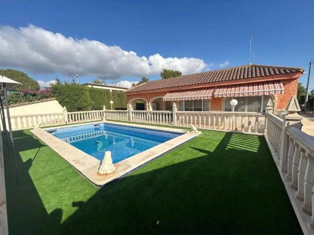 Casa rústica / Caserío en Venta en Albatera