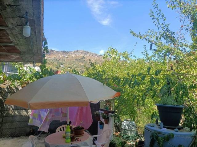 Casa rústica / Caserío en Venta en Benadalid
