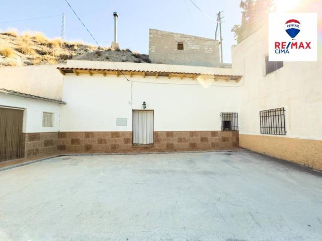 Casa rústica / Caserío en Venta en Benamaurel