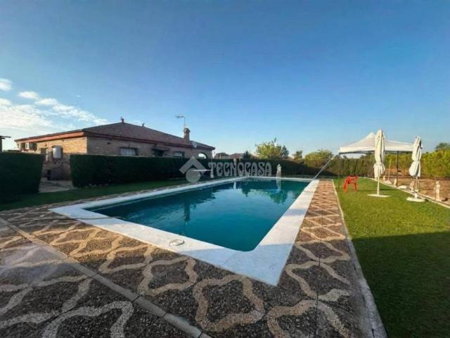 Casa rústica / Caserío en Venta en Carmona