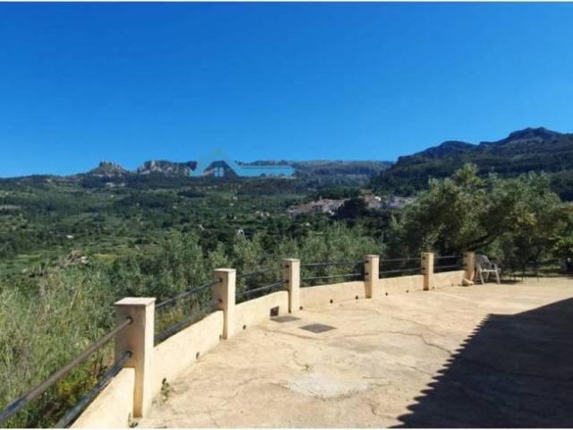 Casa rústica / Caserío en Venta en Confrides