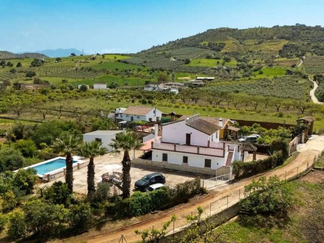Casa rústica / Caserío en Venta en Coín