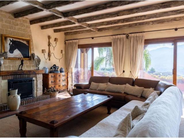 Casa rústica / Caserío en Venta en Coín