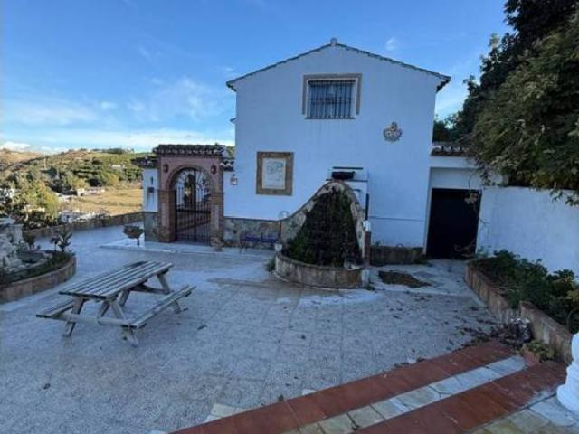 Casa rústica / Caserío en Venta en Coín