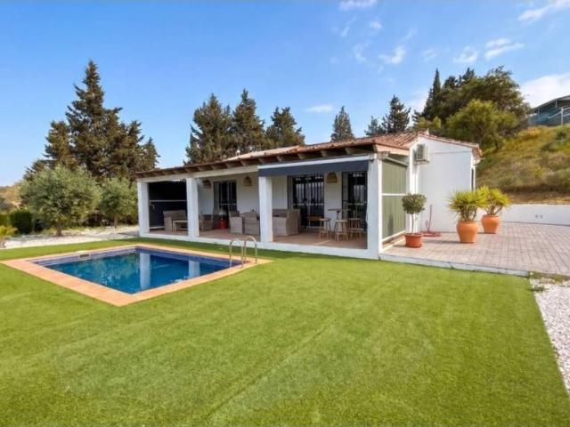 Casa rústica / Caserío en Venta en Coín