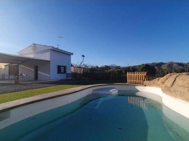 Casa rústica / Caserío en Venta en Coín