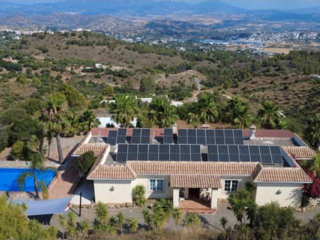 Casa rústica / Caserío en Venta en Coín