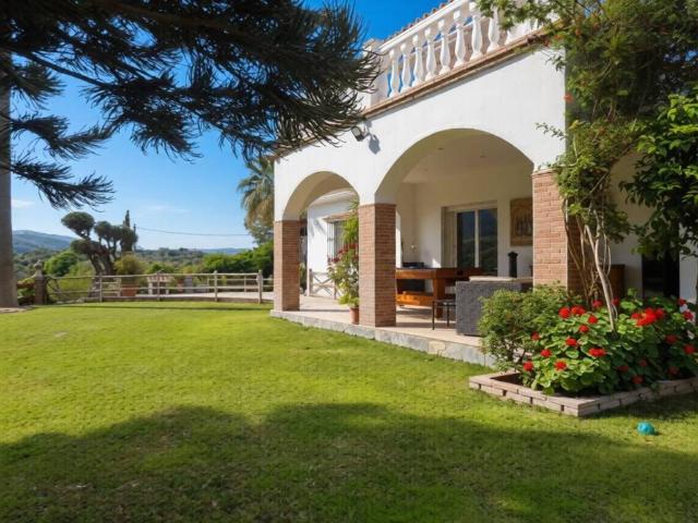 Casa rústica / Caserío en Venta en Coín