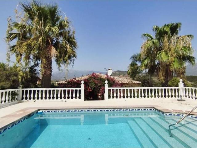 Casa rústica / Caserío en Venta en Coín