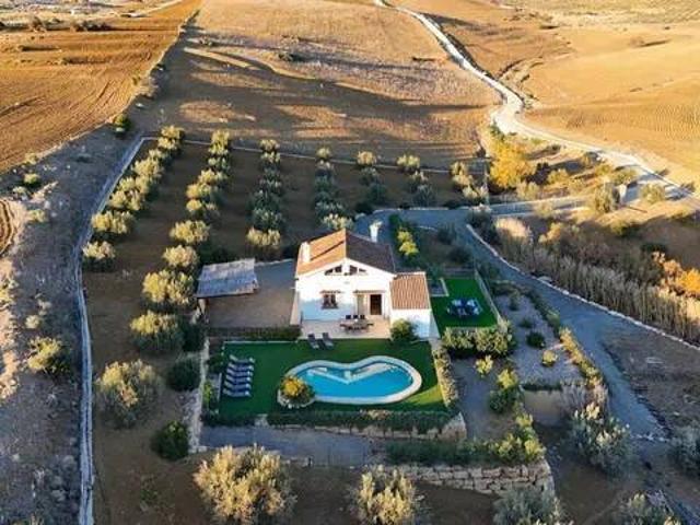 Casa rústica / Caserío en Venta en Coín