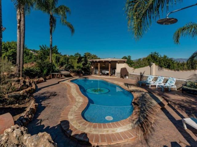Casa rústica / Caserío en Venta en Coín
