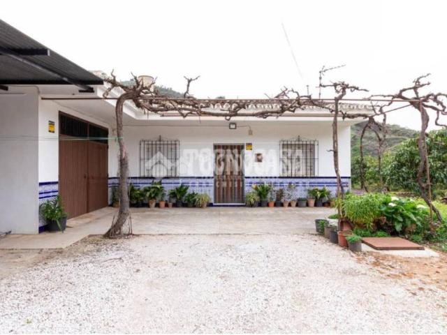 Casa rústica / Caserío en Venta en Cútar