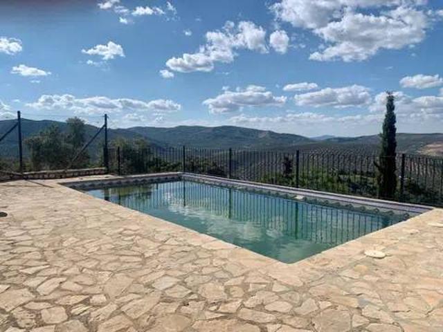 Casa rústica / Caserío en Venta en Iznájar