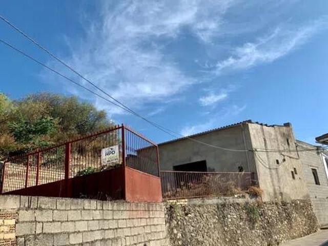 Casa rústica / Caserío en Venta en Iznájar