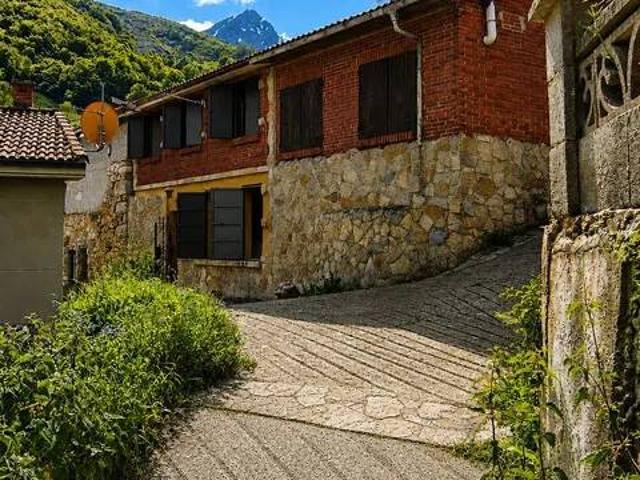 Casa rústica / Caserío en Venta en Lena