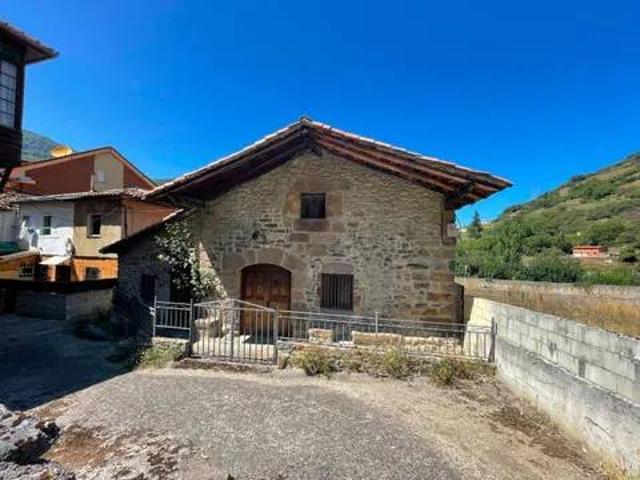 Casa rústica / Caserío en Venta en Lena
