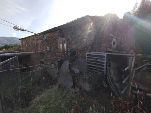 Casa rústica / Caserío en Venta en Ourol