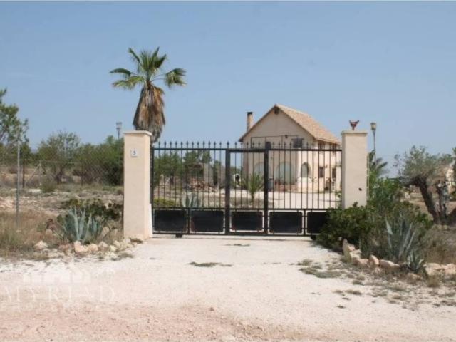 Casa rústica / Caserío en Venta en Pinoso El Pinós