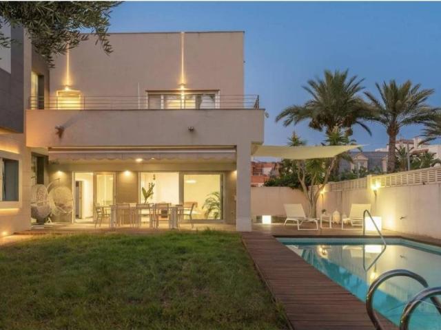 Casa rústica / Caserío en Alquiler en Roquetas de Mar