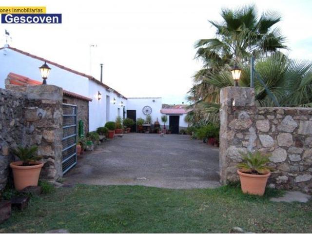 CASA RUSTICA DE CAMPO CON PATIO, JARDINES Y TERRENO