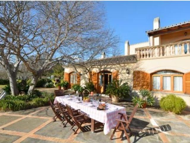 Casa rustica en parcela de unos 5.000m2 con piscina y licencia para alquiler vacacional en vigor