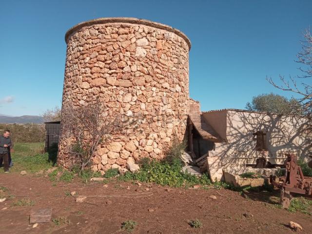 Casa rústica, Muro