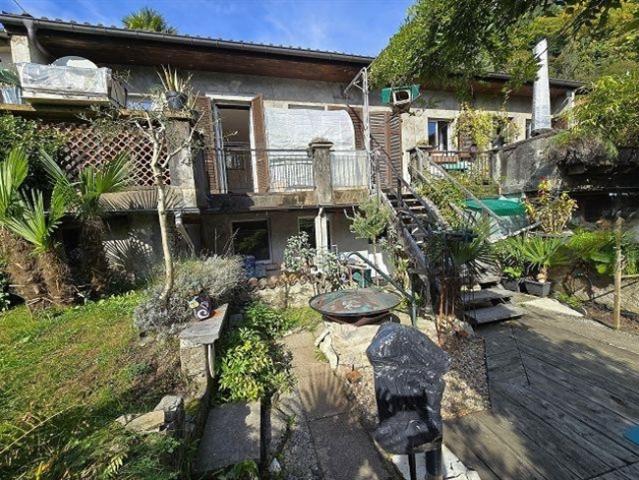 Casa rustica nel nucleo con grande giardino