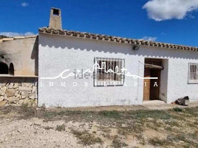 Casa rústica, Relleu