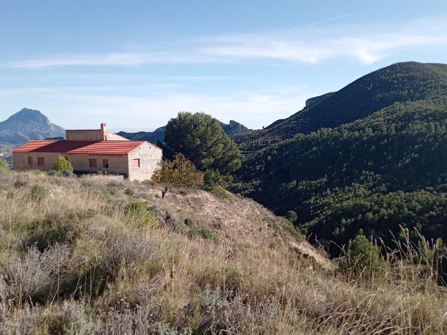 Casa rústica, Relleu