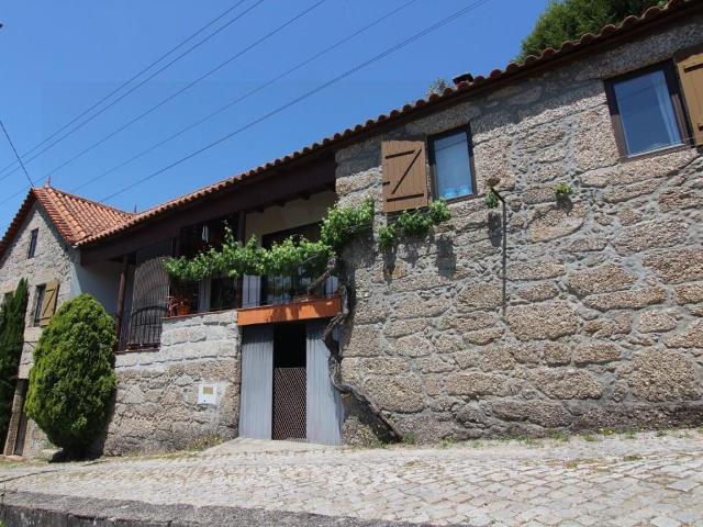 Casa Rústica T3, em pedra, com terreno, a poucos min do cent. 220m² Tábua