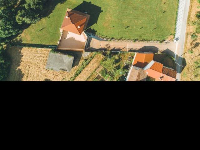 Casa rural con 4 habitaciones, 5 baños y 4.000m de terreno a menos de 15 min de Ourense
