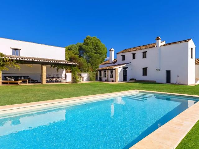 Casa rural con piscina, viñedo, olivar, garaje, licencia tur. 202m² Ronda