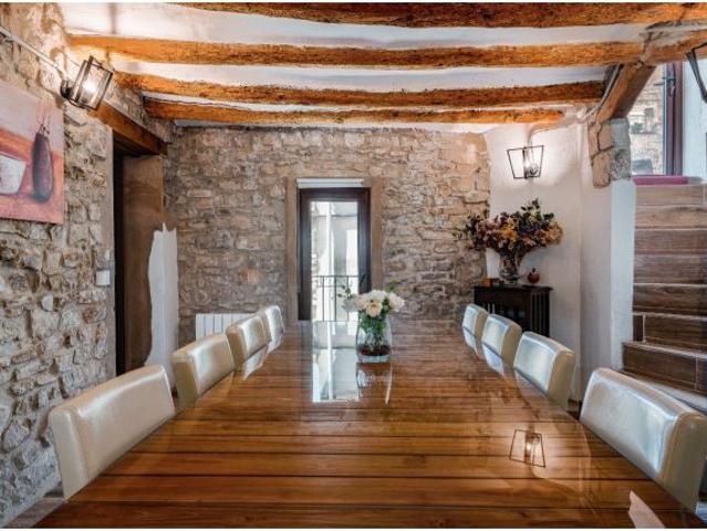 Casa rural de lujo con seis suites y zona de aguas en la Segarra