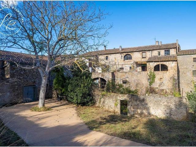 Casa en venta en calle De L'oli, Boadella d´Empordà, de 600 m² 5 habitaciones por 395.000
