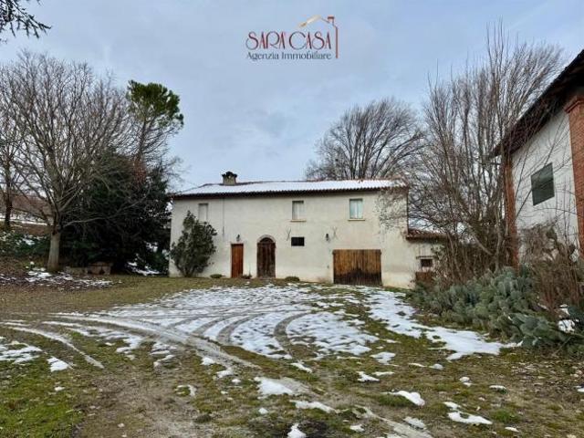 Casa rurale con corte, capannone e circa 12 ettari di terreno agricolo