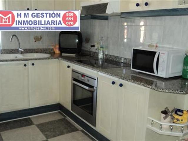 CASA REFORMADA TOTALMENTE HACE 20 AÑOS, CON COCINA AMUEBLADA, AMPLIO PATIO, AIRE ACONDICIONADO, TRES BAÑOS, CUATRO DORMITORIOS, COCINA CAMPERA, AMPLIO PATIO, EN EL BARRIO DE SANTA MARÍA. 240 METROS