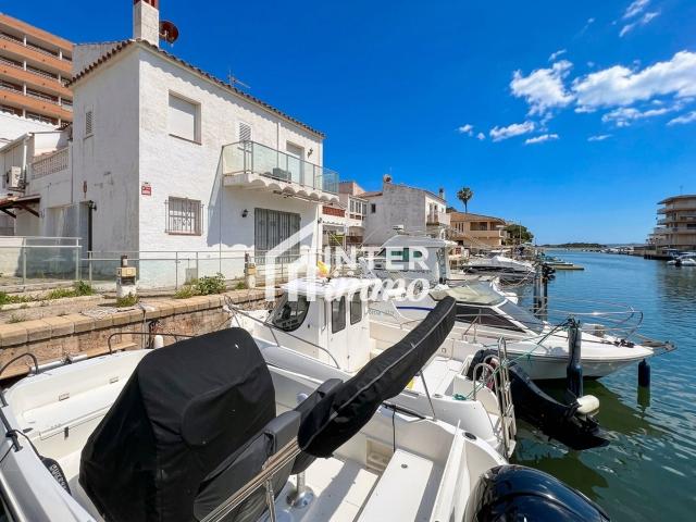 Casa reformada con amarre en Santa Margarida – Roses Situada. 76m² Rosas