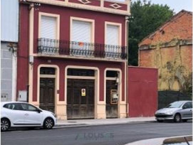 Casa reformada con amplio local, segunda edificación y jardín junto al río
