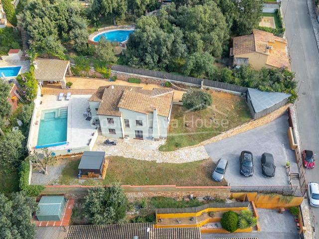 Casa reformada con piscina climatizada y jardín mediterráneo. 238m² Begur
