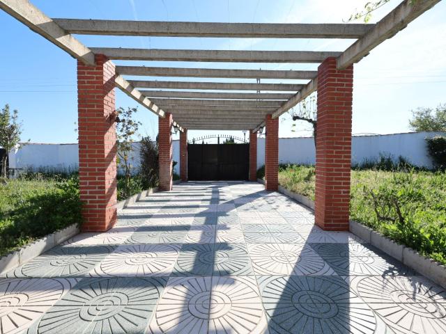 Casa reformada con piscina en parcela de 2.500 m2 urbano y rústico