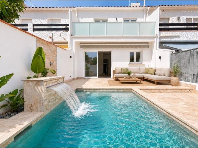 Casa reformada con piscina privada en venta en Empuriabrava. 100m² Empuriabrava