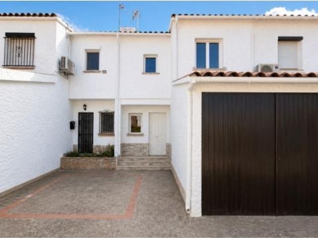 Casa reformada con piscina privada en venta en Empuriabrava, cerca de la playa