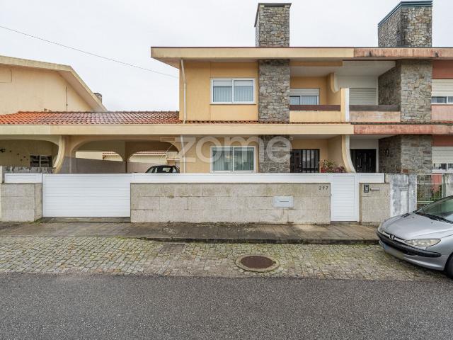 Casa Reformada de 4 Quartos | 3 Fachadas | Áreas Espaçosas | Vila Nova d