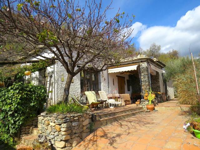 Casa Reformada de Dos Dormitorios con Casita Independiente c. 108m² Bérchules