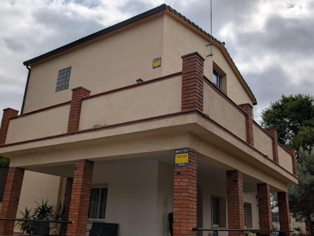 CASA REFORMADA EL 2023 CON 4 HABITACIONES, 2 BAÑOS Y JARDÍN!