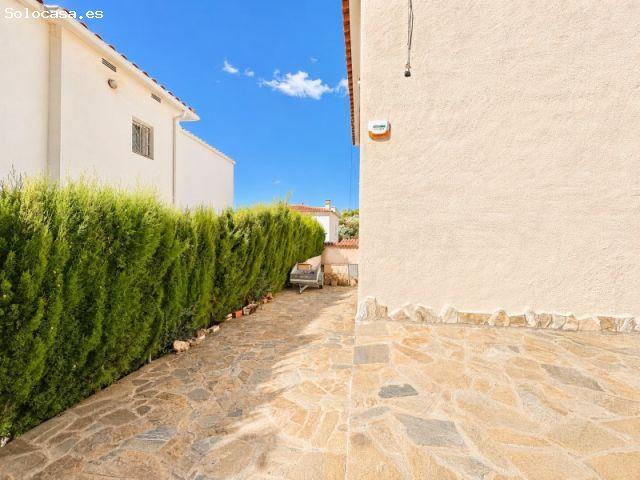 Casa reformada en venta en Mas Fumats, Roses, con piscina, jardín y 3