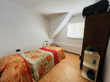 CASA REMODELADA 5D–1B DE 2 PISOS, EL BOSQUE. PASAJE CERRADO